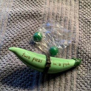 Trinket hinged, ceramic “Two Peas in a Pod “with two enclosed ceramic peas. NWOT